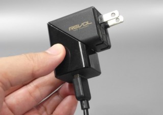 モバイルワークにこの1台！ ボディが回転して周囲との干渉を防ぐUSB充電器