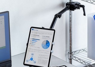 タブレットを寝ながら見や冷蔵庫装着などに対応させる回転ホルダー搭載の「アームスタンド」
