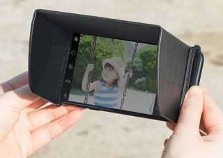 炎天下での画面を見やすくする「折りたたみ式スマホバイザー」発売