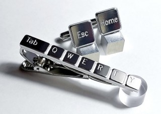 ヴィレヴァン、QWERTY配列キーボードのネクタイピンとカフスを発売