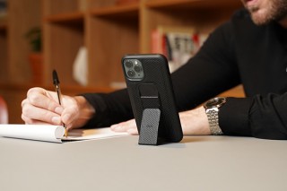 STRAX、スタンドとグリップ機能が一体化したiPhone向けケースCLCKRを発売