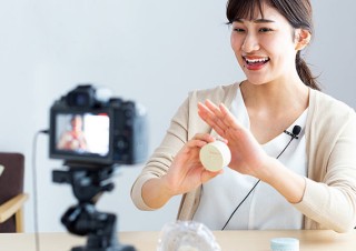 サンワサプライ、両手をフリーにして使用できるピンマイクを発売