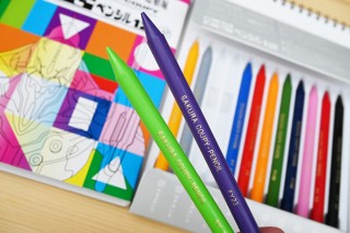 エヴァをイメージした12色のクーピーが「エヴァンゲリオン展 in 道頓堀」の限定アイテムで登場