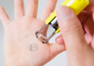 手にポケモンはんこを押すことで楽しく手洗いができる「Pokémon PON 手洗いスタンプ」