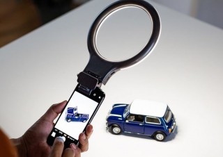 クリップ式でスマホ&パソコンの機種を選ばず装着可能な「LEDリングライト」発売