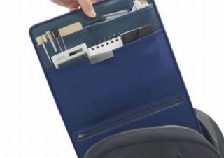 リュックの中へ書類もスマホも文具もまとめて入れられる便利ボード「Tabula」