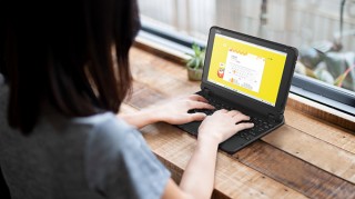 富士通、子どもの使いやすさを追究した2in1タブレット「arrows Tab EH」を発売
