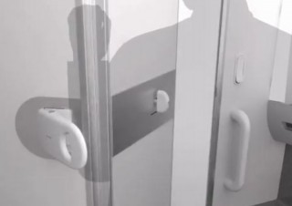 ANA、手を触れずにトイレから出られる「ひじ開けドア」の試作を発表