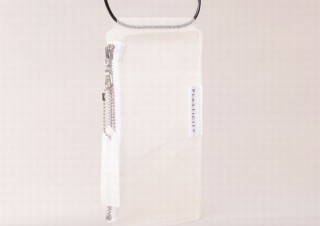 廃棄ビニール傘再利用ブランドPLASTICITY、スマホがぴったりの「マルチショルダーケース」発売