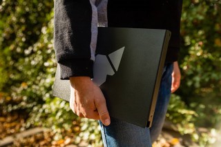 見た目はノートPC、でも実はBBQコンロ「FENNEK Grill」がクラウドファンディングを開始