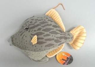 ヴィレヴァン、リアルで活きがよさそうな魚「釣り人シリーズのぬいぐるみ」を発売