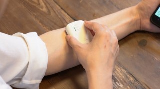 メディカルフォトニクス、スマホで血液のにごりをチェックできる測定器「CaLighD」を発売