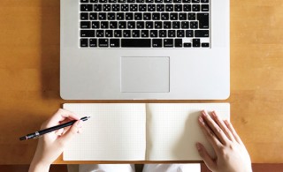 ダイゴー、ノートパソコン手前のデスクスペースに置ける「isshoni.ノートデスク」を発売