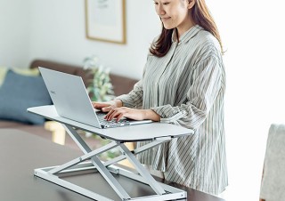 サンワサプライ、置くだけでスタンディングデスクになるリフトアップデスクを発売
