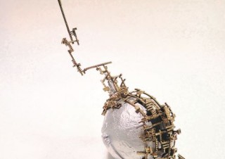 金工と写真という2つの異なる表現分野で“都市を俯瞰”する「都市の輪郭－久野彩子・八木夕菜展」