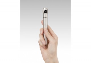 リコー発のスタートアップ・ベクノスより、超スリムなペン型全天球カメラ「IQUI (イクイ)」発売