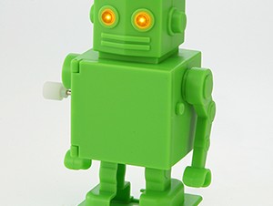 サンワサプライ、ぜんまい仕掛けで動くロボット型USBハブ