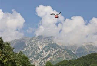 楽天、高度差が約1600mの山岳エリアでドローン活用の物資配送飛行実証実験に成功