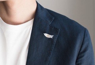 サイバール、ペンギンの泳ぐ姿がかわいらしいガラスブローチを発売