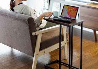 サンワサプライ、スマホやタブレットを立てられるスタンド機能付きソファサイドテーブルを発売