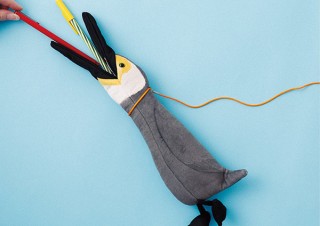 フェリシモ、くちばしからペンを出し入れできる鵜飼いを再現した鵜ペンケースを発売