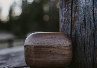 クルミの木で作ったやさしい手触りのAirPods Proケース。OAKYWOODより