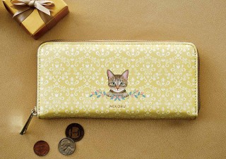 フェリシモ、縁起の良いゴールドデザインの「キジトラ猫とまたたび模様の長財布」を発売