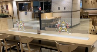 アクリルパネルに描画されたミュージシャンのイラストも楽しめる「OSAKA SMILE ART＆EAT」
