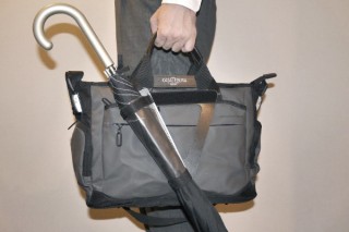 傘の先端が後ろの人にあたる事故を未然に防ぐ、バッグ装着型の傘ホルダー