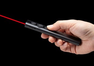 サンワサプライ、赤色レーザーで最大約100mまで照射可能なパワーポインターを発売