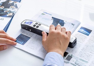 サンワサプライ、手動と自動で読み込めるハンディスキャナーを発売