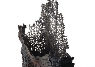 鉄のオブジェを中心とした約40点の作品が展示される留守玲氏の個展「過飽和より」