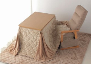 在宅ワークの敵!? イオンが天板にコンセント・USBポート付きの「高脚こたつ」発売