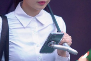 傘をさしたままスマホを使いたい人へ、ハンドルにマグネットで装着できる「スマホ傘」