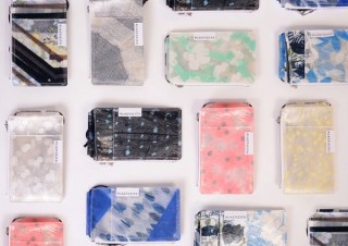 捨てられたビニール傘をアップサイクルした、1点モノの「マルチショルダーケース」