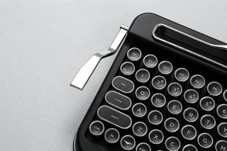 プラススタイル、タイプライター風ワイヤレスキーボード「PENNA KEYBOARD」を発売
