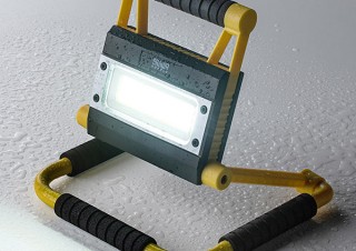 サンワサプライ、4つの関節を上下360度回転させて自在に変形できるLED投光器を発売