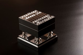 コスモ、“超々ジュラルミン”製で4分の1スケールの極小サイズの将棋盤セットを受注販売