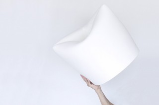 NEWPLAIN、折り返した袖の形がモチーフのイス「SLEEVE CHAIR」