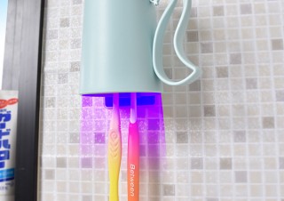 サンコー、歯ブラシを紫外線ライトで除菌できる充電式コップ＆ホルダーセットを発売