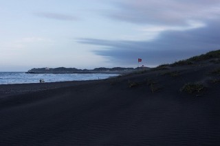 海と人々の関係性をライフワークとして撮影している岡嶋和幸氏の写真展「海のほとり」
