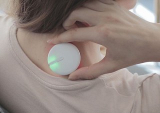 光と振動で癒しを与える、手のひらサイズのリラクゼーション ウェアラブルデバイス「IASO」