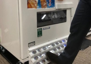 自販機で手を使わず“足”で購入できる「足操作自動販売機」、ダイドーが開発