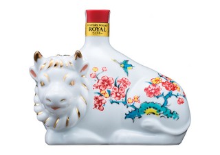 サントリー、来年の干支「丑」をモチーフにした特別デザインのウイスキーローヤルボトルを数量限定販売