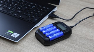 スリー・アール、コンセント不要で使えるUSB接続の単3・単4用充電器を発売