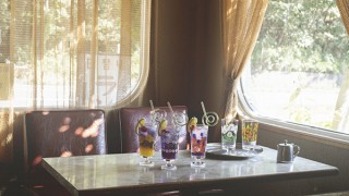 ヴィレヴァン、昭和レトロな喫茶店を演出「アデリアレトロ　脚付きグラス」先行販売を開始