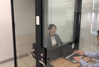 コクヨ、閉鎖空間でガラス越しの対面が可能な「WORK POD 1on1タイプ」発売