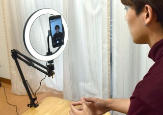 サンコー、スプリングアーム式のスマホ用リングライトを発売