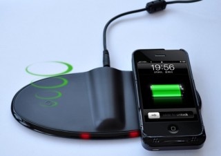 OTAS、iPhone 4用ワイヤレス充電マットとケースのセット