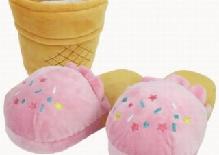 ヴィレヴァン、コーンに収納できるアイスクリームな「ルームシューズ」発売